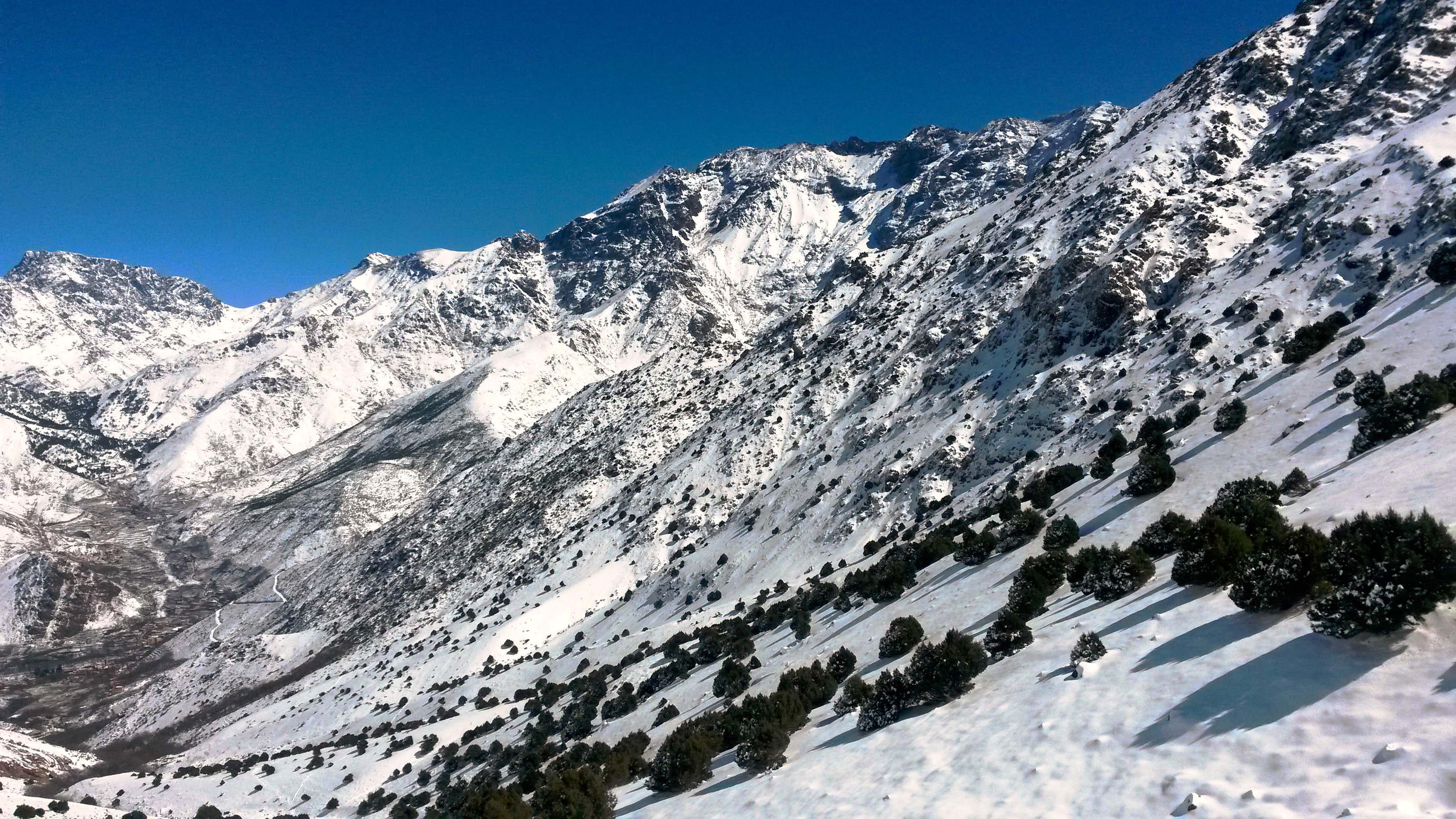 Склон перевала Тизи Мзик (2489 м)